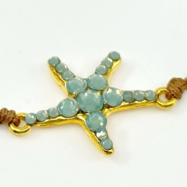 Ekaterini Freundschaftsarmband, Starfish, Seestern, aqua hellblau Swarovski Kristalle an brauner Kordel und goldenen Akzenten, Detail Seestern